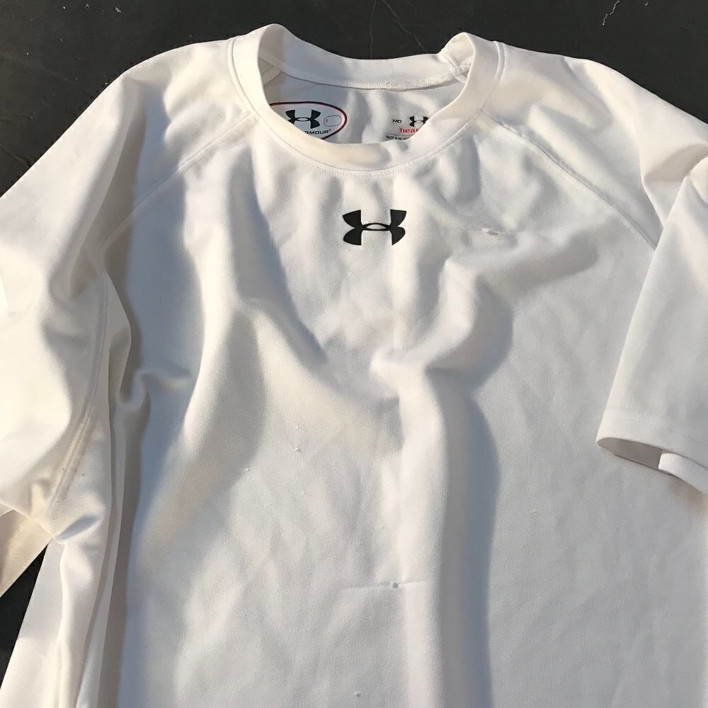 UNDER ARMOUR Short Sleeve White Athletic Workout Shirt